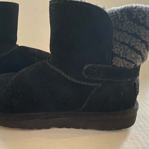 Girls Black Ugg Boots - Picture 3 of 7